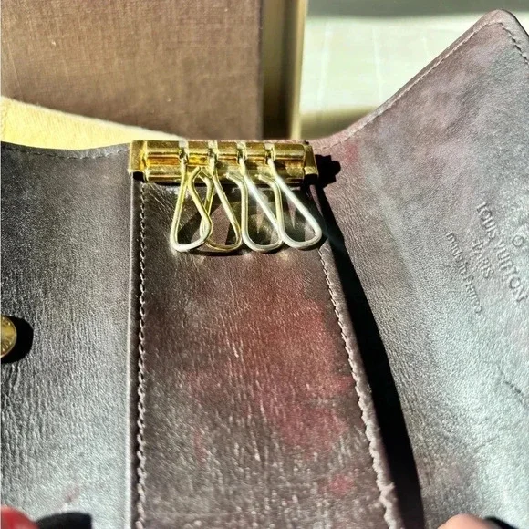 Authentic Louis Vuitton Vernis 4 Key holder. Burgundy wine color. - Picture 6 of 7